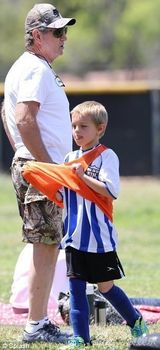 组图：布兰妮两子踢球 父亲与前夫携手围观