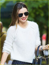 组图：米兰达时尚甜美 萌子调皮指狗仔镜头