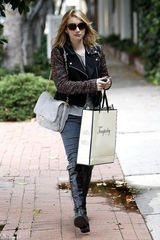 高清图：艾玛-罗伯茨街拍 拼接皮领夹克搭长靴