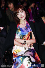 组图：韩星朴信惠与少时秀英等亮相首尔时装周