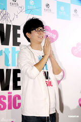 组图：胡夏抱病出席公益活动 为地震灾区献爱心