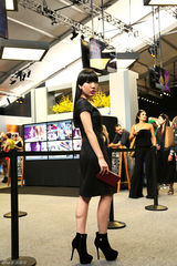 组图：吴莫愁纽约时装周红裙潮鞋展个性魅力