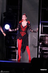 组图：张惠妹火红爆乳装亮相 歌迷点唱HIGH翻天