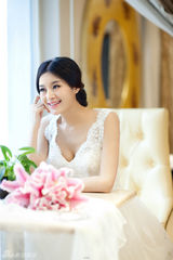 组图：王媛可登婚嫁封面 粉色出演幸福嫁娘