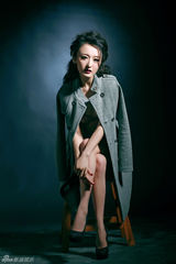 组图：何晴首曝尺度写真 秀身材展媚惑纯情