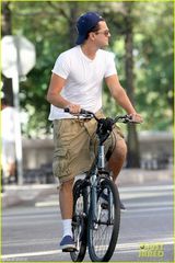 组图：莱昂纳多戴帽骑车变身大男孩