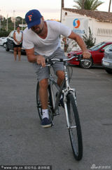 组图：莱昂纳多满脸胡渣 变屌丝与女友骑车打球