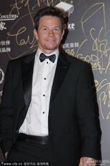 组图：《变4》马克·沃尔伯格黑领结帅气亮相