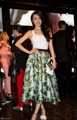 组图：司卉亮相时装周 百变造型妩媚时尚