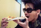 组图：陈晓东漫游街头 蓄须素颜秀男人味