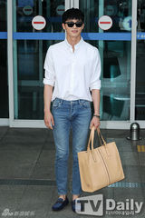 组图：韩星朴瑞俊穿白衬衣牛仔裤变森男