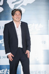 组图：崔岷植李贞贤亮相《鸣梁》试映会