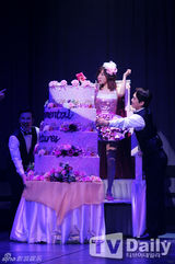 组图：《雨中曲》圭贤湿身放歌Sunny娇美可爱