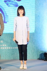 组图：《后会无期》首映发布会 韩寒牵狗走红毯