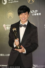 组图：林俊杰4度入围金曲终封王 激动连吻奖杯