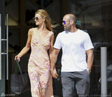 组图：斯坦森牵超模女友出街 大秀恩爱画面养眼