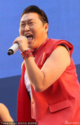 组图：韩国球迷观战派对 鸟叔献艺火烈鸟舞