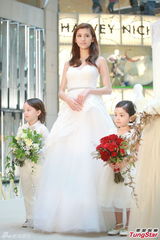 组图：吴千语低胸雪白婚纱现身 气质优雅