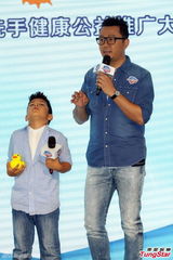 组图：郭涛携子站台 石头胆大公然整老爸