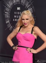 组图：辣妈格温-史蒂芬妮粉衣扮俏 秀傲人双峰