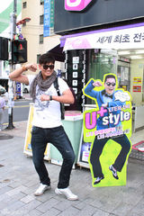 组图：于晓光韩国街拍 白T搭牛仔不失潮范