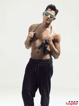 组图：49岁郭富城半裸秀健硕身形 6块腹肌吸睛