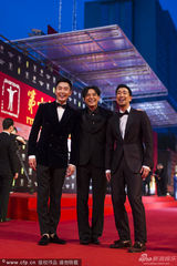 组图：《绣春刀》剧组亮相 张震西装卷毛有型