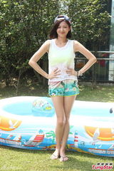 组图：郭雪芙刘以豪庆新剧收视大玩水枪