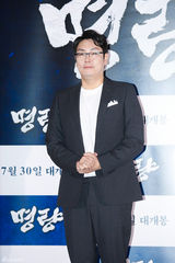 组图：崔岷植李贞贤亮相《鸣梁》试映会