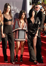 组图：卡戴珊深V亮相红毯 露酥胸半球惹火