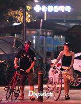 组图：韩歌手孙浩英与女歌手Ami骑车约会被拍