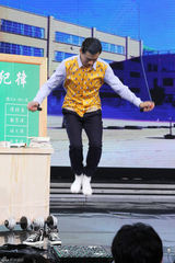 组图：乔振宇上《快本》热舞抱团展逗比一面
