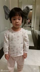 组图：小S小女儿戴头饰变小飞象 可爱逗趣