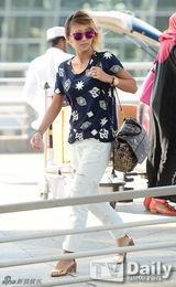 组图：韩团SISTAR亮相机场 太阳镜显时尚