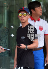 组图：郑恺带助理潮装回京  赶往饭店与友会餐