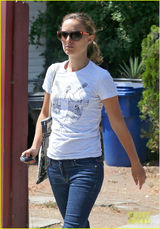 组图：娜塔莉-波特曼素颜出街仍如少女 对镜大笑萌人