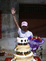 组图：苏有朋首执导电影 《左耳》剧组温馨庆生