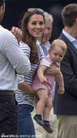 组图：威廉王子参加马球比赛 凯特带小王子助威