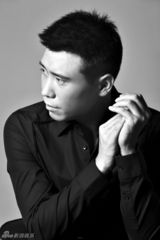 组图：李乃文黑白写真 时尚萌叔酷帅有魅力