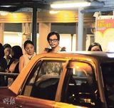 组图：李心洁彭顺手牵手现身 路人骂：贱男人