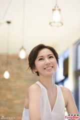 组图：刘心悠挑战性感极限 低胸装现修长双腿