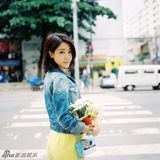 组图：邓家佳明媚街拍曝光 阳光惬意文青范儿