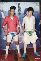 组图：青鸟飞鱼台湾水土不服 宣传新专辑获赠泳衣