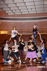 幻灯图集：Twins为个唱彩排 陈伟霆容祖儿探望加油