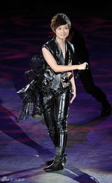 组图：众艺人水立方开唱 李宇春镂空皮衣抢眼