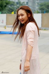 组图：牛萌萌拍爆破戏 未回应与张默恋情