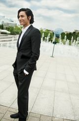 组图：陈坤亮相巴黎时装周 入乡随俗发型浪漫