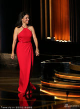 组图：茱莉亚获喜剧最佳女主角遭绝命毒师强吻