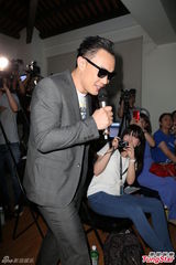 组图：陈奕迅《米．闪》发片 高温现场热昏记者