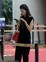 组图：央视主播刘芳菲潮装回京 摘墨镜素颜清丽